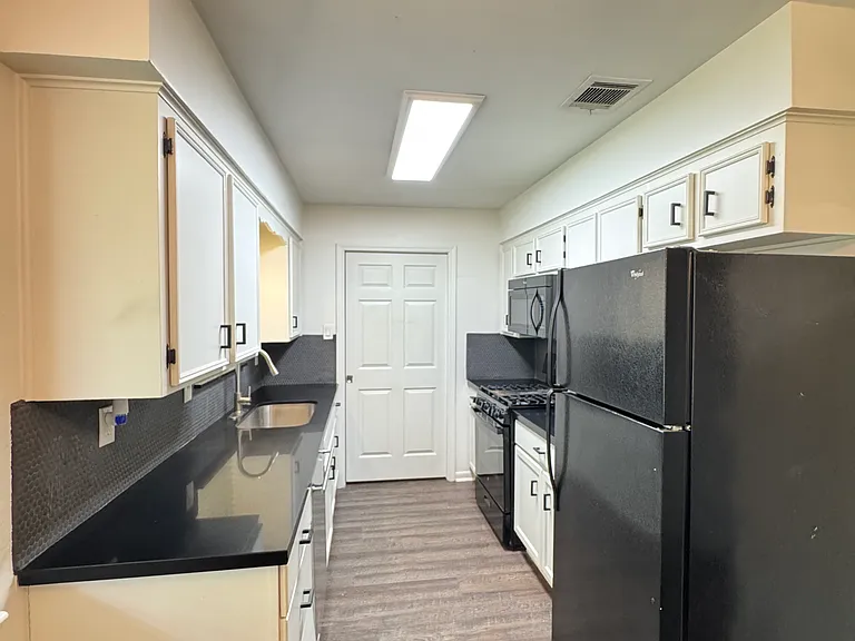 2318 N Austin Ave — Photo 4