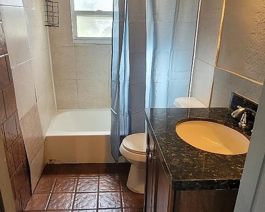 5th image of 418 NW 11th Ave E Unit E