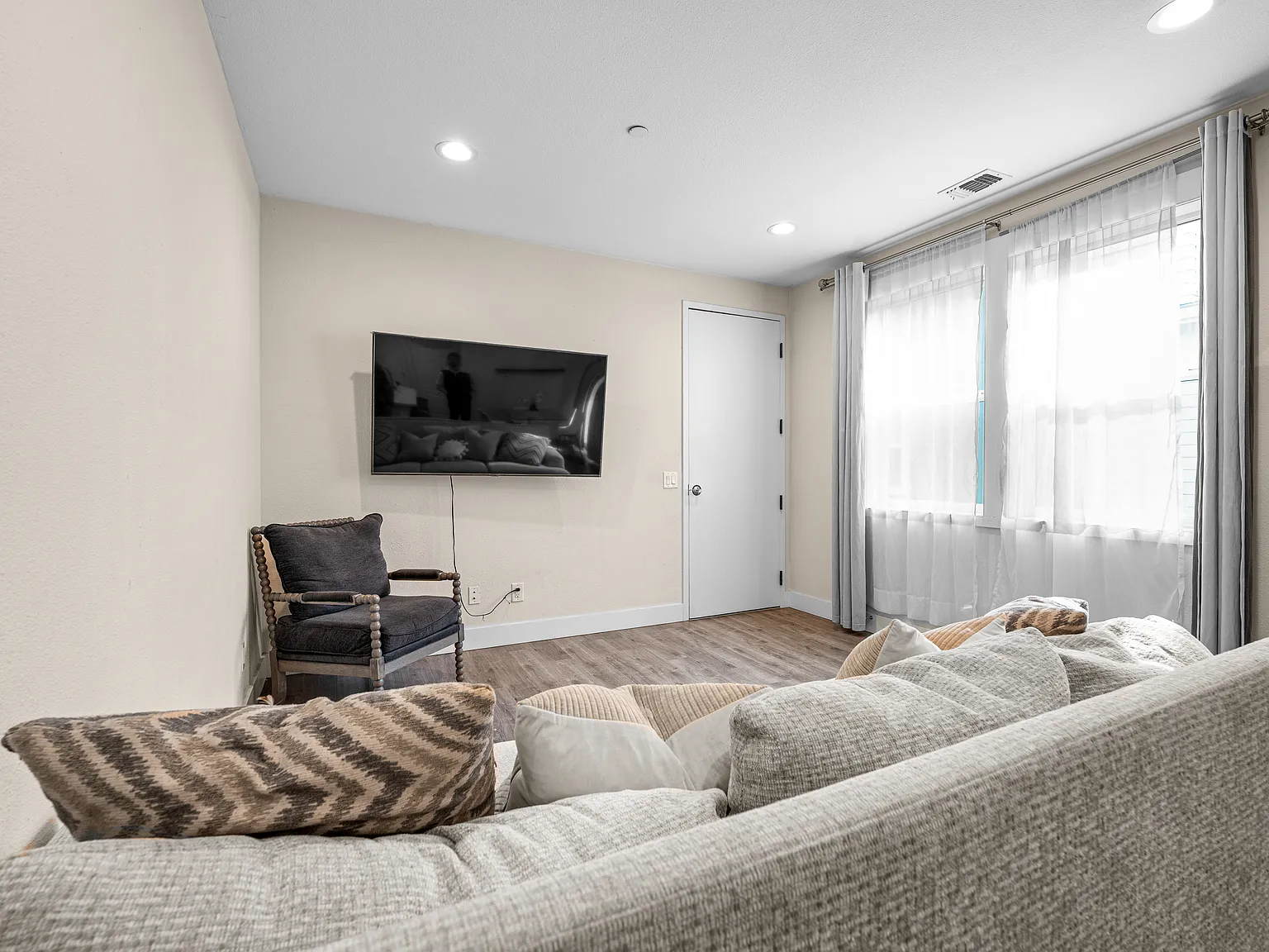 3 bed, 1093 sqft, $3,200 — Photo 3