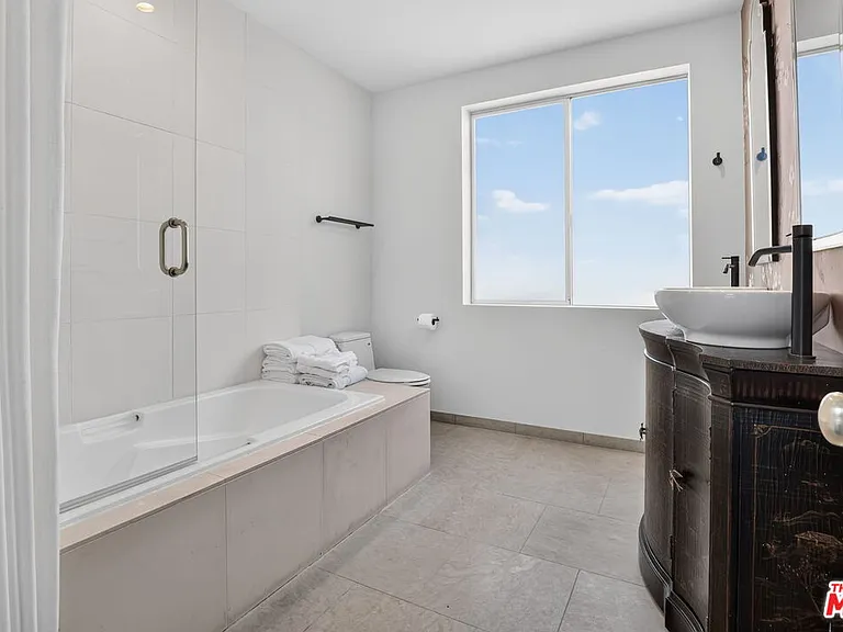 2425 Clement Ave — Photo 44