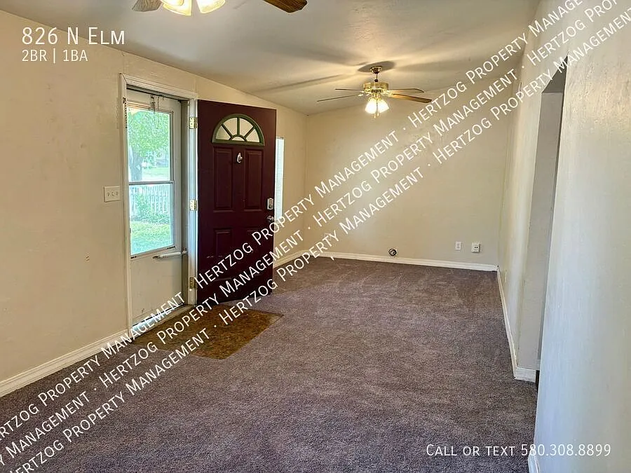 2 Bedroom 1 Bathroom home with a fenced yard! — Photo 3