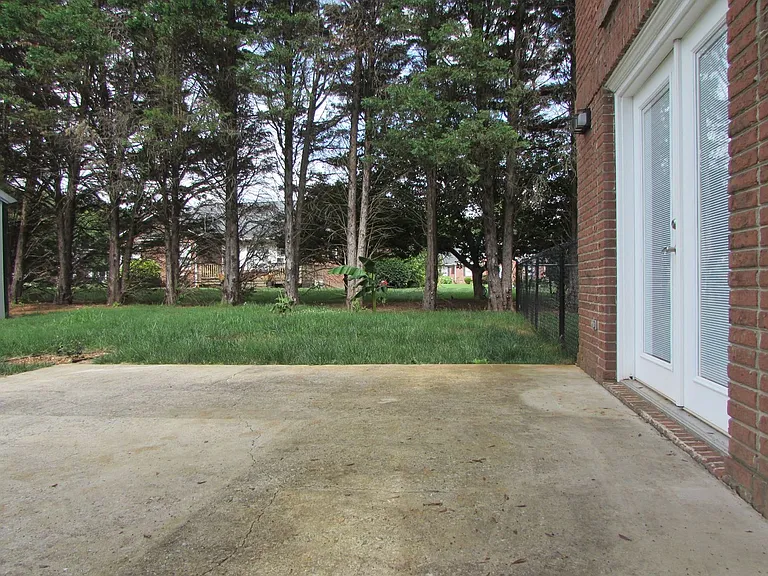 106 Yorkshire Dr — Photo 16
