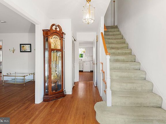 3rd image of 5 Grant Ln