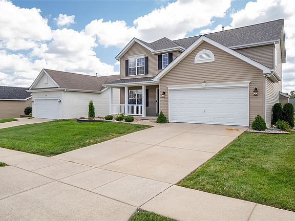 3rd image of 692 Springfield Dr
