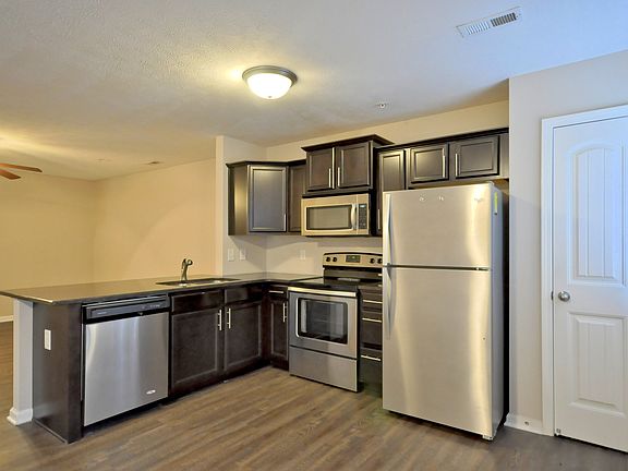 3rd image of 121 Melbourne Dr Unit B