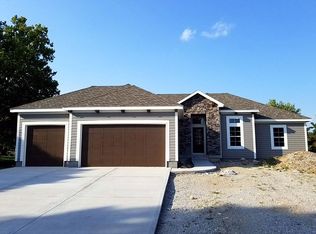 112 NW Ironbark St, Lees Summit, MO 64064