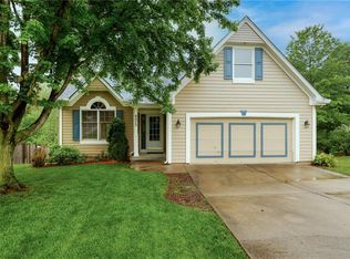 6472 NW Valley Dr, Parkville, MO 64152