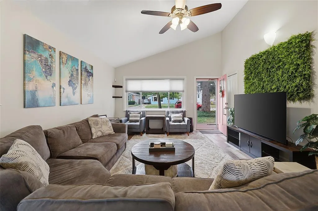 2 bed, 821 sqft, $1,800 — Photo 3