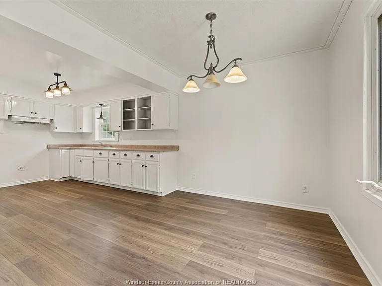 1533 Alexis Rd — Photo 9