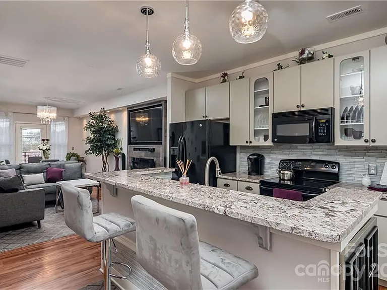 744 Seigle Point Dr — Photo 3