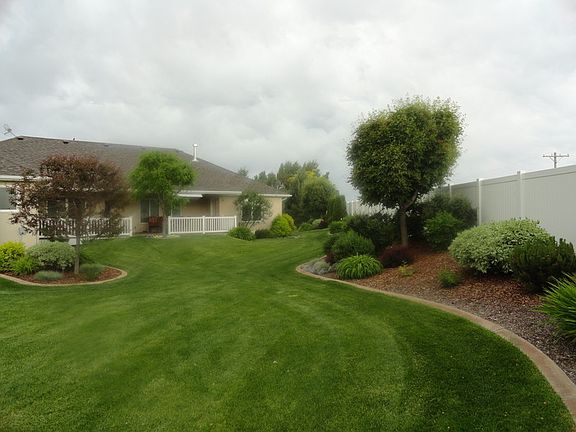 Backyard : Gorgeous professional landscaping all surrounded by a vinyl privacy fence.