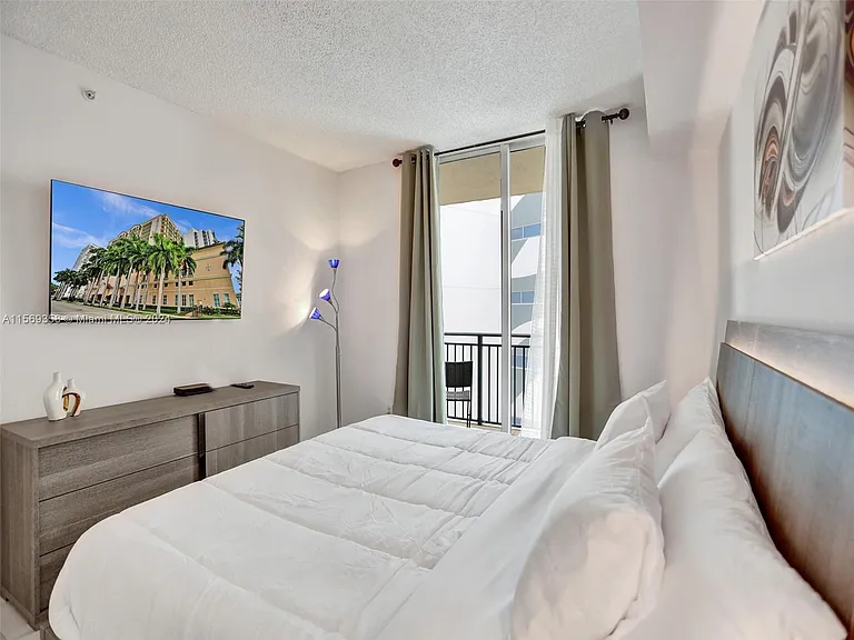 17555 Atlantic Blvd #1101 — Photo 34