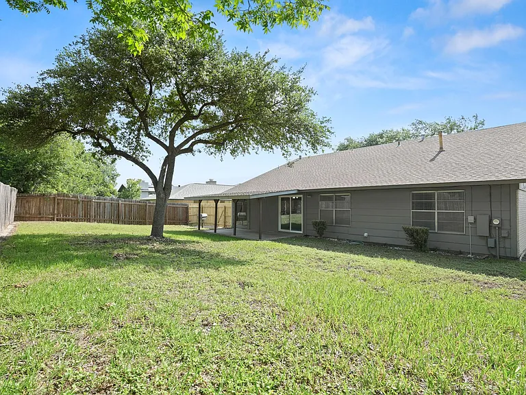 7302 Sevilla Dr — Photo 24