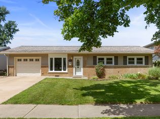 15200 Oxford Dr, Oak Forest, IL 60452