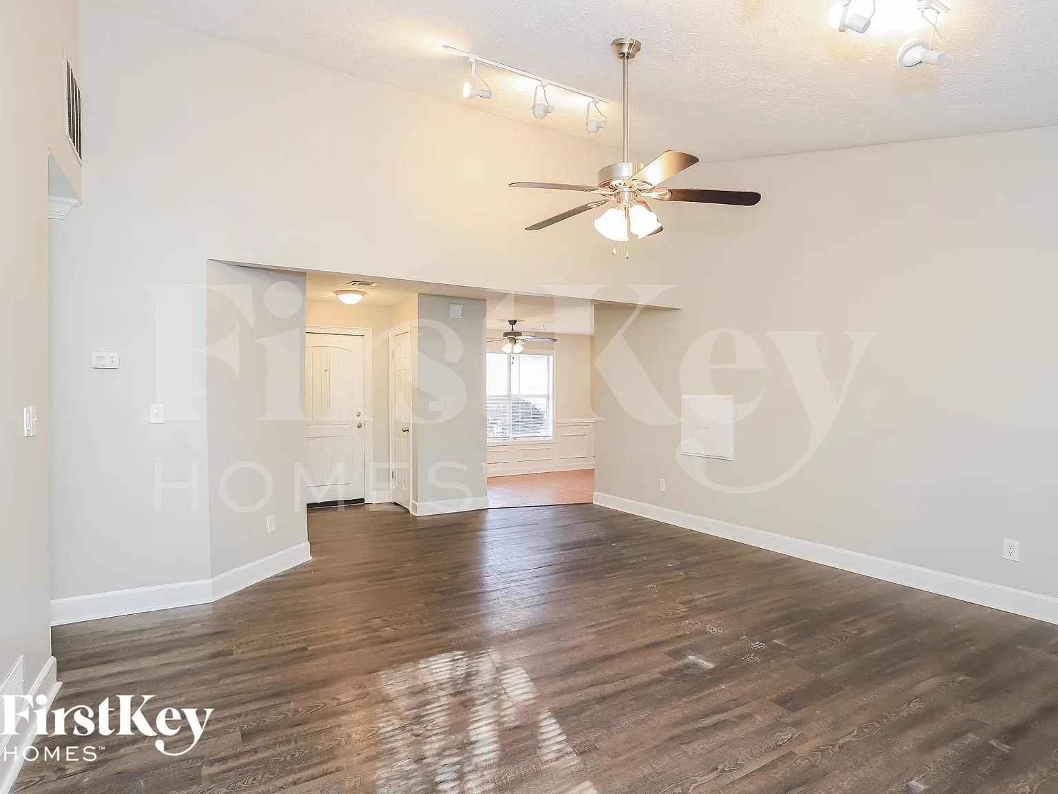 3 bed, 2.0 bath, 1294 sqft, $1,990 — Photo 3