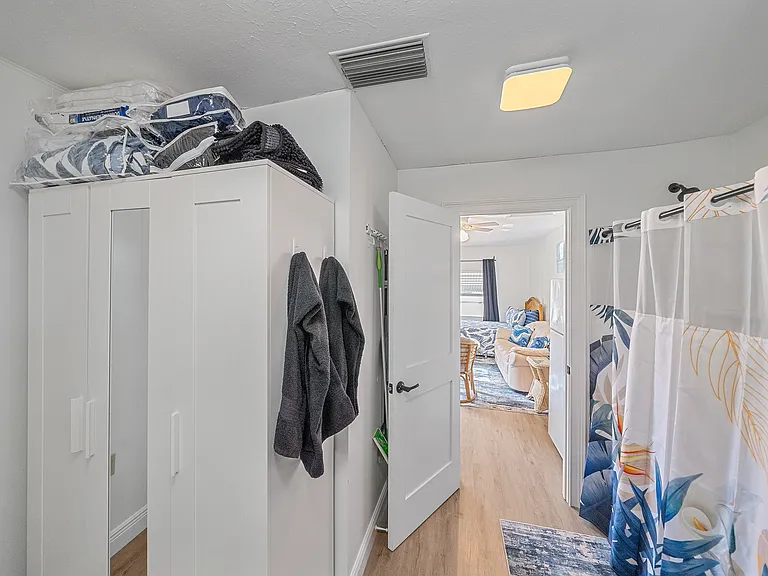 708 Shore Rd #B — Photo 9
