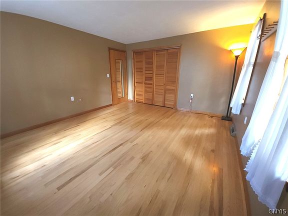 5th image of 113 Dawson Ave
