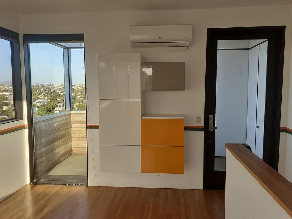 Top floor can be used as bedroom, living room or home office - you decide!!