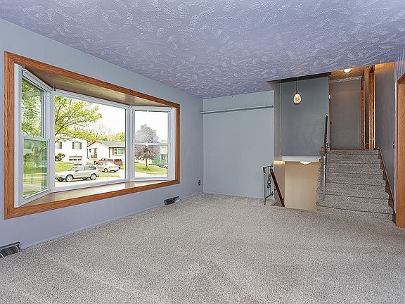 4th image of 8819 Valley View Dr