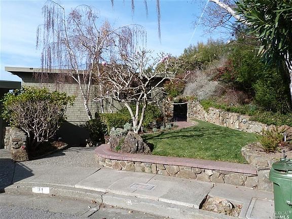 3rd image of 11 Sierra Ct