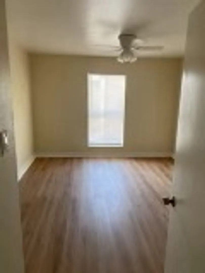 Building Photo - Thompson Square Apts., LLC