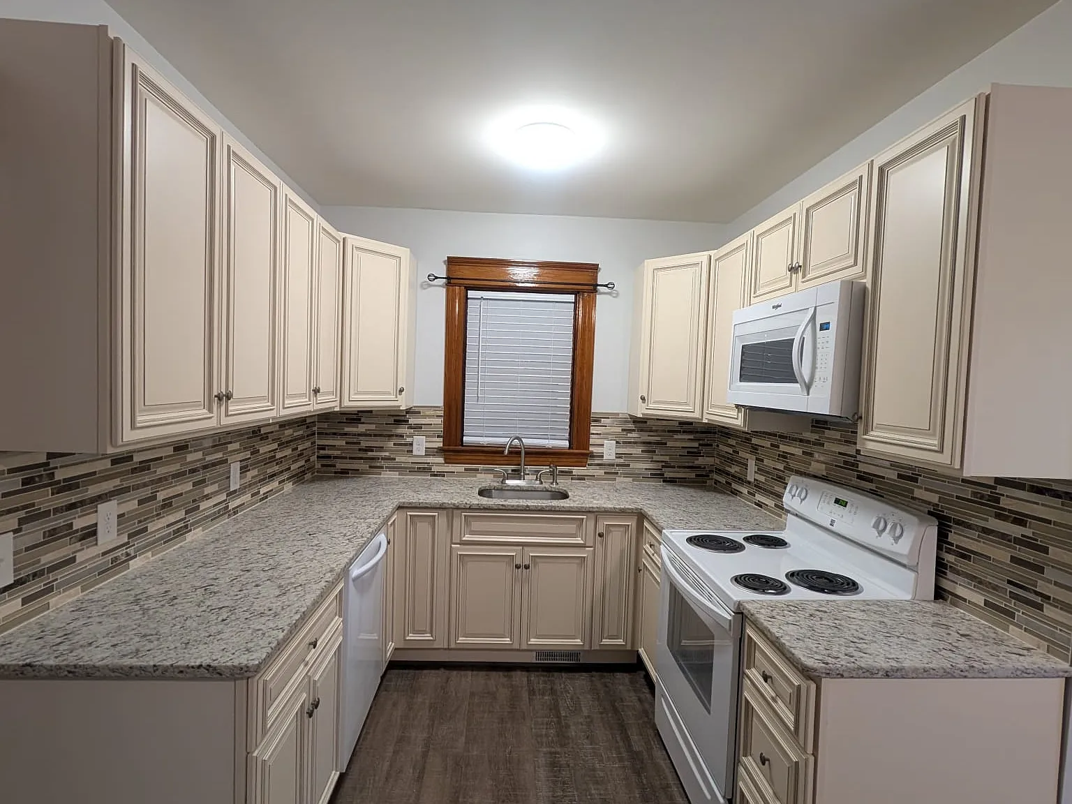 1 bed, 900 sqft, $1,800 — Photo 2