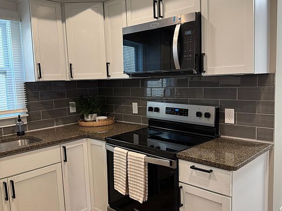 4th image of 3557 Dupont Ave N