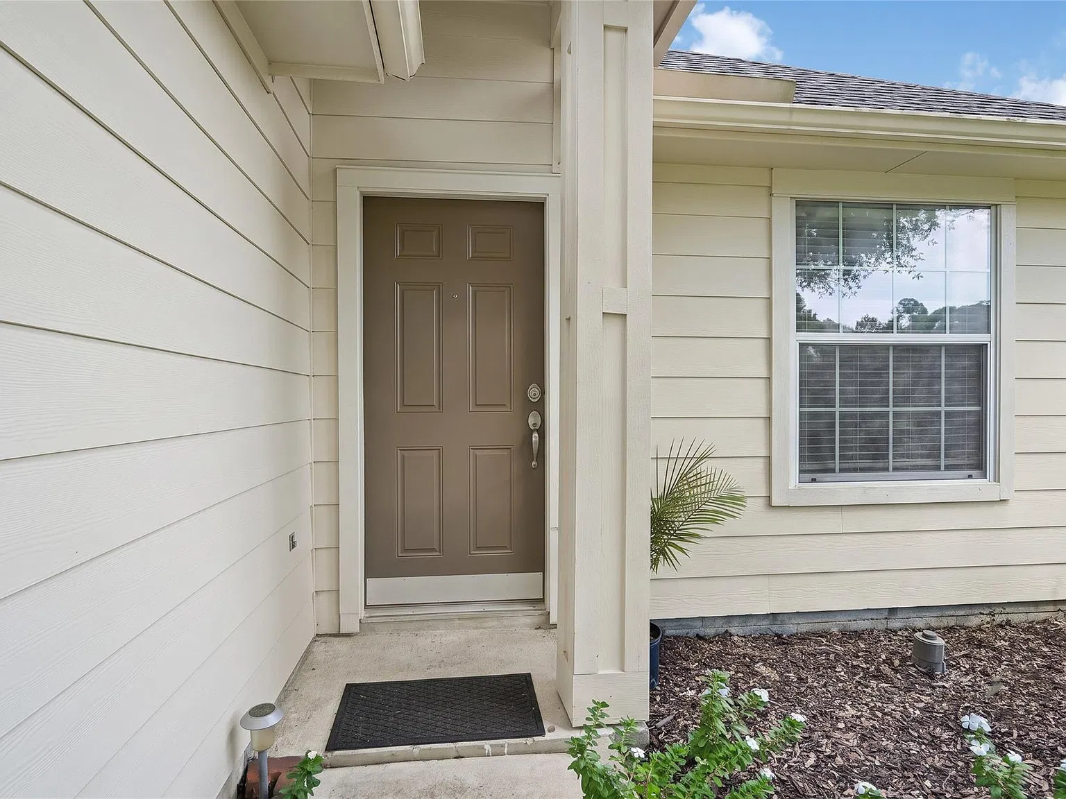 3 bed, 2.0 bath, 1429 sqft, $2,000 — Photo 3