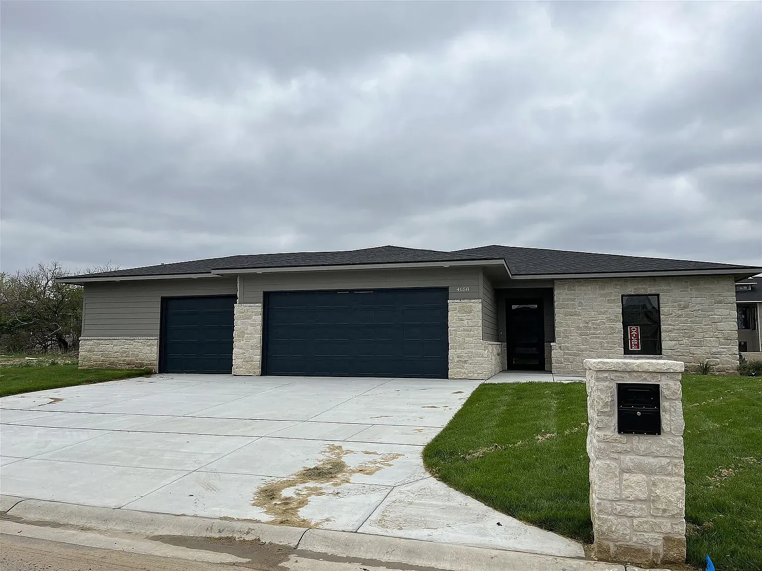 4658 West Emerald Bay Court - 1 — Photo 1