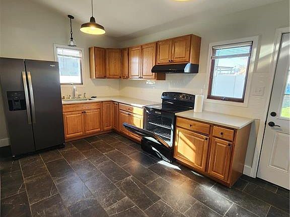 3rd image of 2424 Dewey Ave