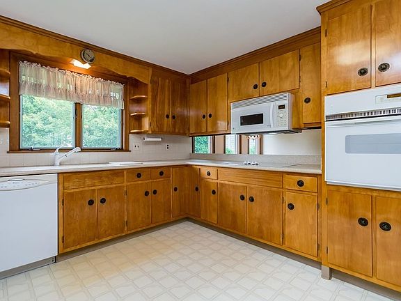 4th image of 25 Rosewood Dr