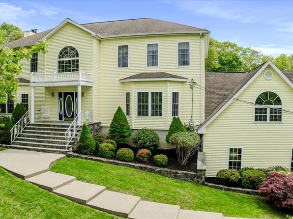 24 Muscoot Road E, Mahopac, NY 10541