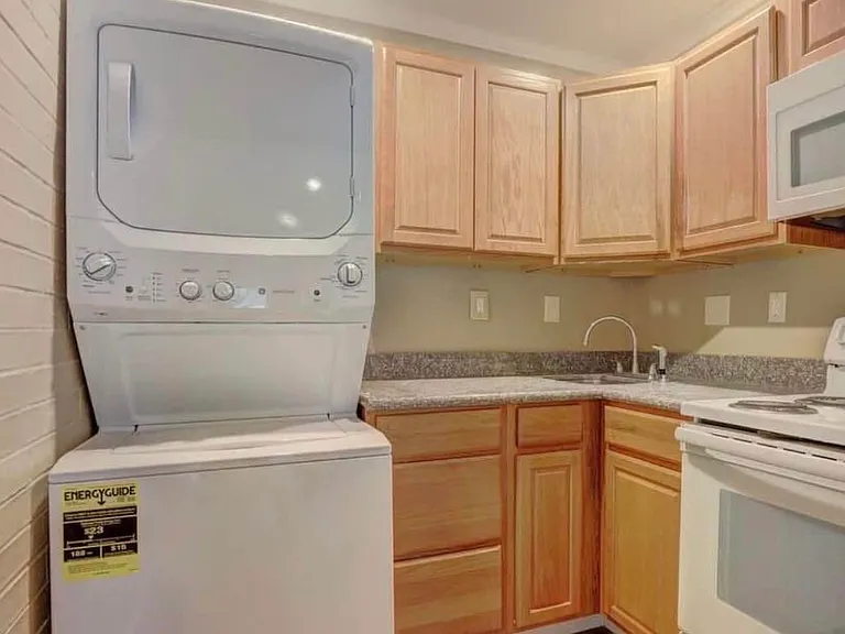 1011 Lamar St #B — Photo 4