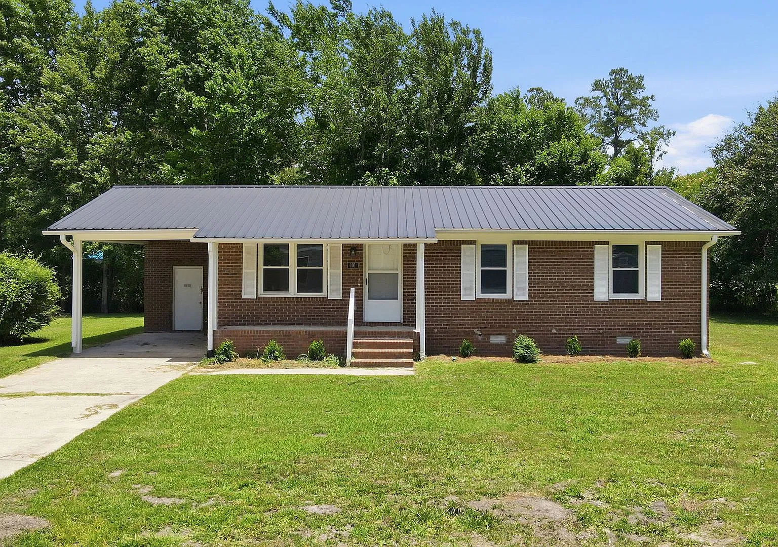 Charming 1,025 sq ft single-family home offering 3 bedrooms and 2 full bathroomsperfect for comfo... — Photo 1