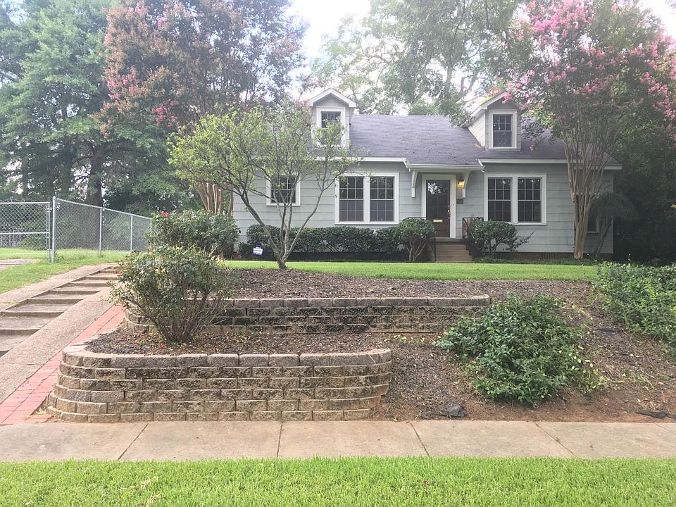 1st image of 936 College St
