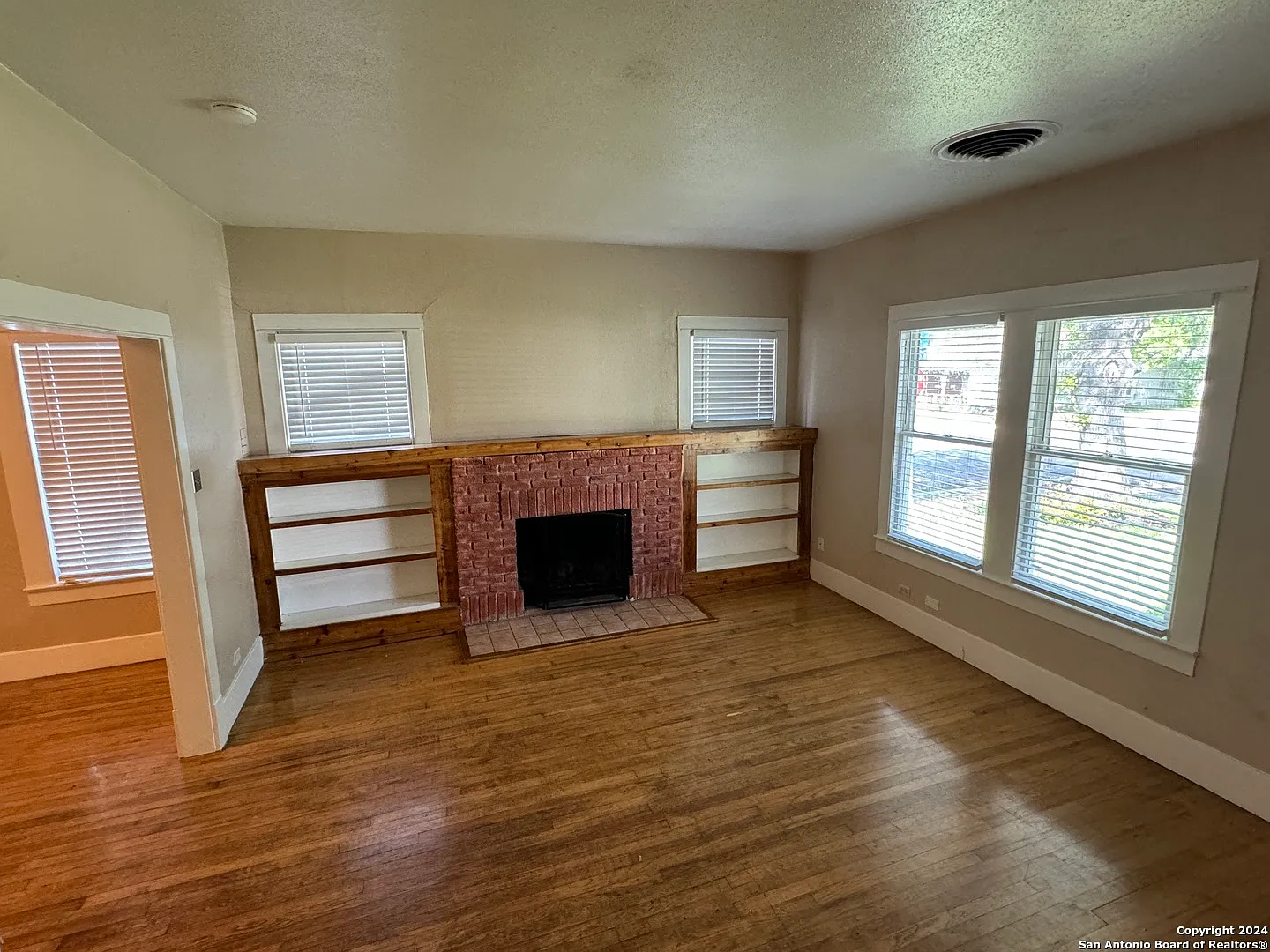 4 bed, 2.5 bath, 2000 sqft, $2,200 — Photo 4