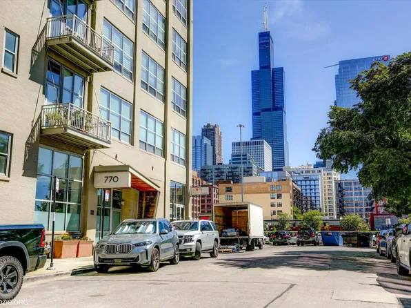 770 W Gladys Ave Unit 501, Chicago, IL 60661