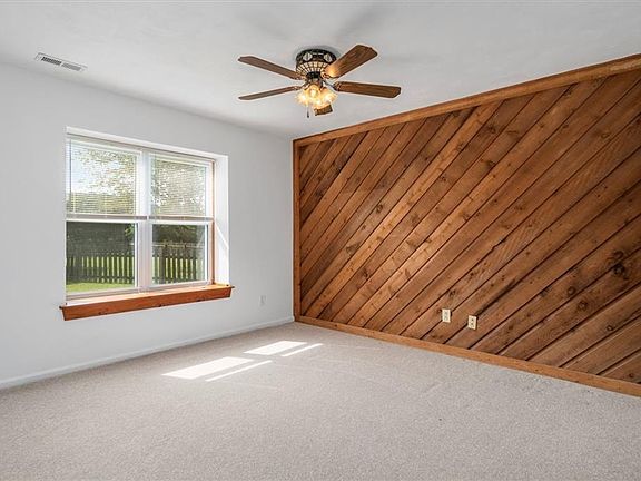3rd image of 1021 White Oak Ct S