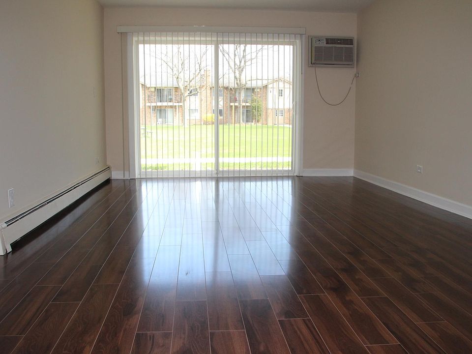 1st image of 9S025 Lake Dr APT 106