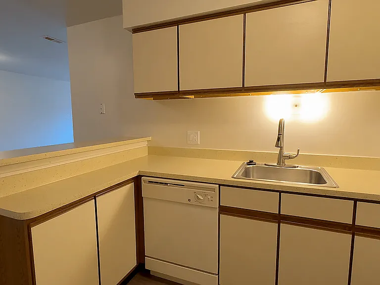 Lakeside Village Apartments — Photo 90