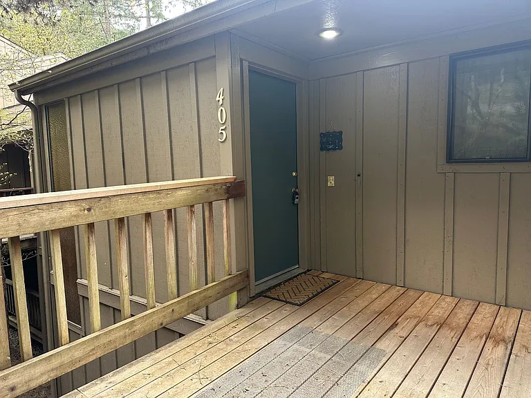 405 Stonewood Dr — Photo 1