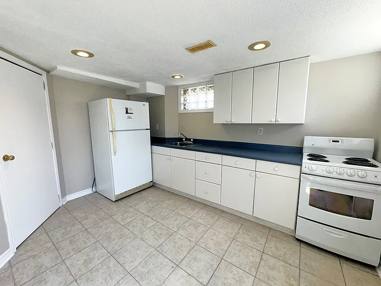 79 Grove St E — Photo 3