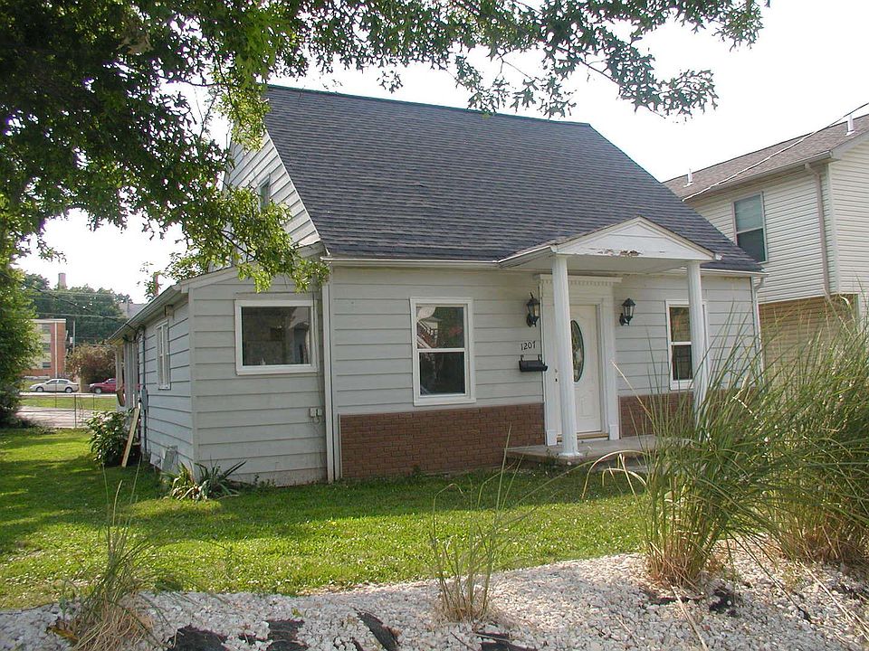 FRONT OF HOUSE