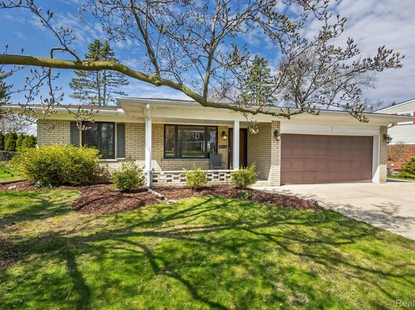 38241 Rockhill St, Clinton Township, MI 48036