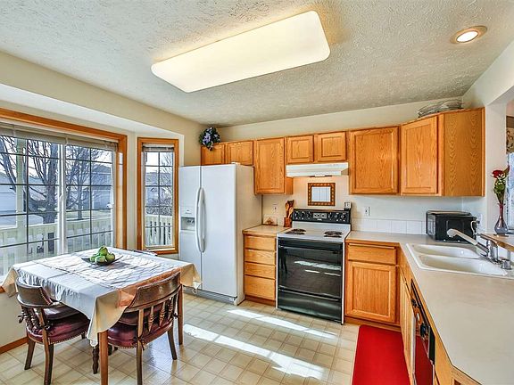 3rd image of 916 N Homestead Dr
