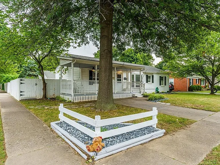 493 Barkley Dr — Photo 3