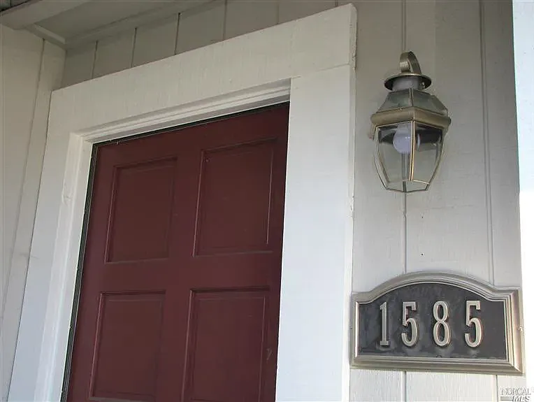 1585 Rainier Ave — Photo 2