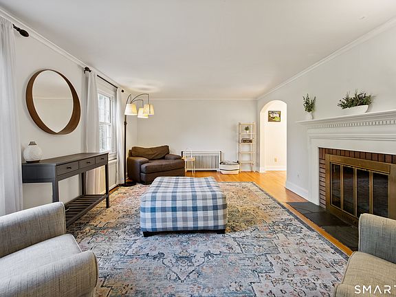 5th image of 179 Bayard Avenue