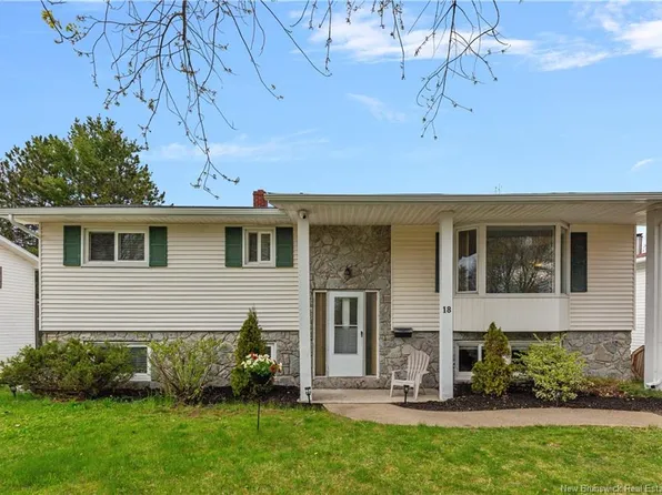 18 Brewster St, Riverview, NB E1B 3M8