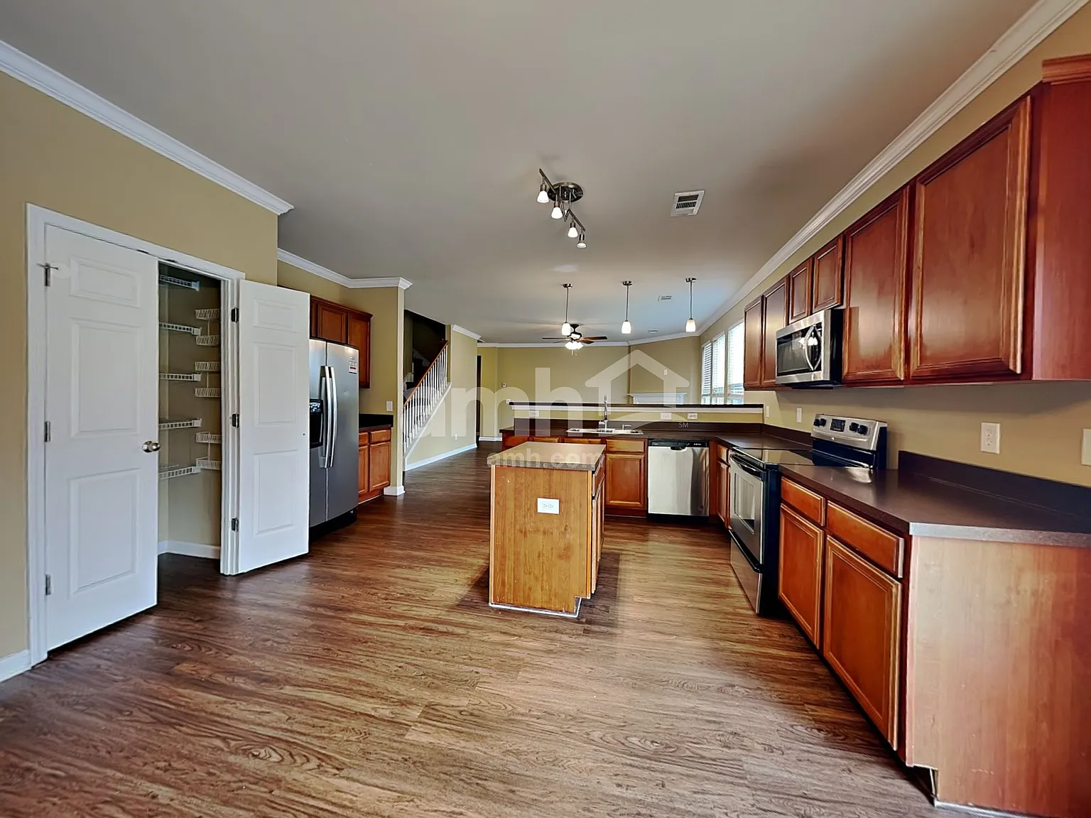 5 bed, 3.5 bath, 2941 sqft, $3,125 — Photo 4
